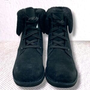 NWOT UGG WEYLYN BLACK SUEDE LACE UP BOOTIES SIZE 9